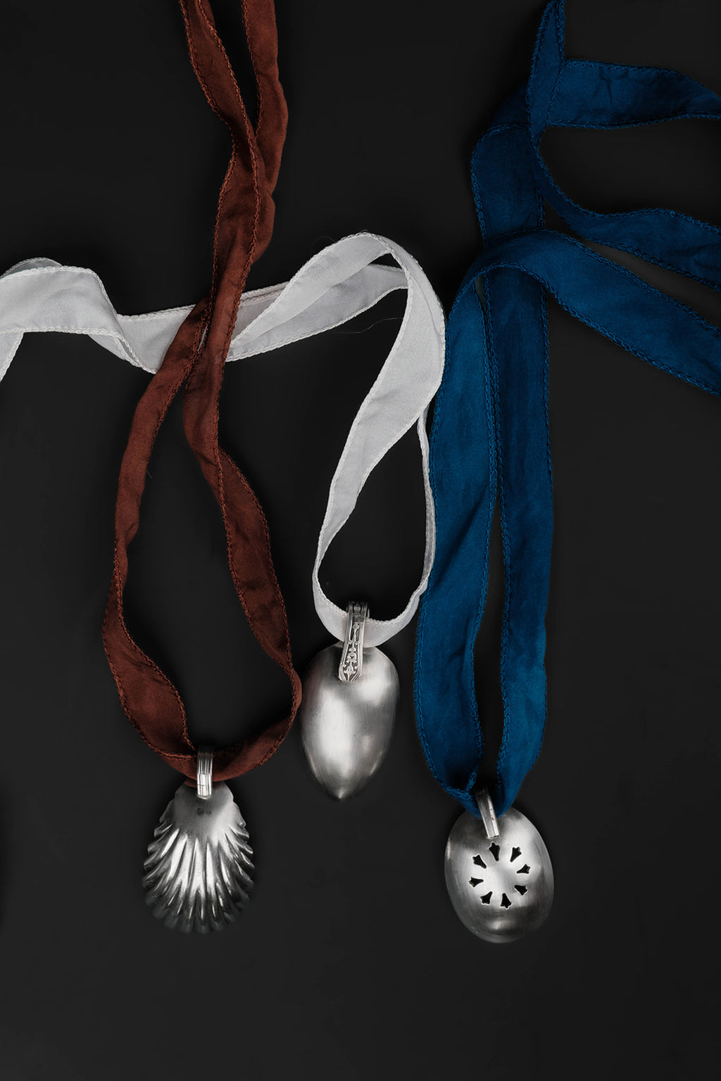seashell ribbon necklace